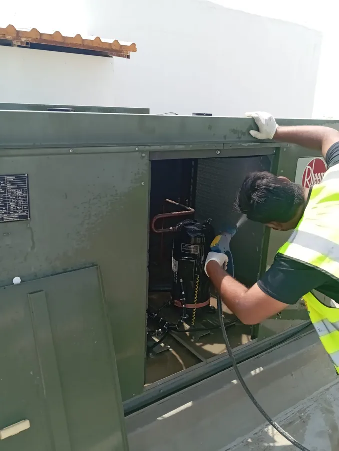 FixUp Fab technician handling a large glass panel on a Dubai installation